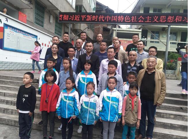 伸出关爱之手，圆贫困学生读书梦